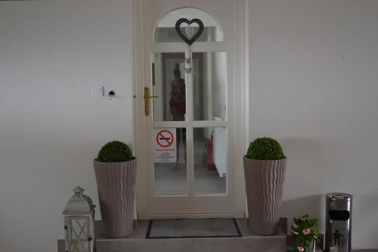 Fonix Design Rooms Debrecen Eksteriør bilde
